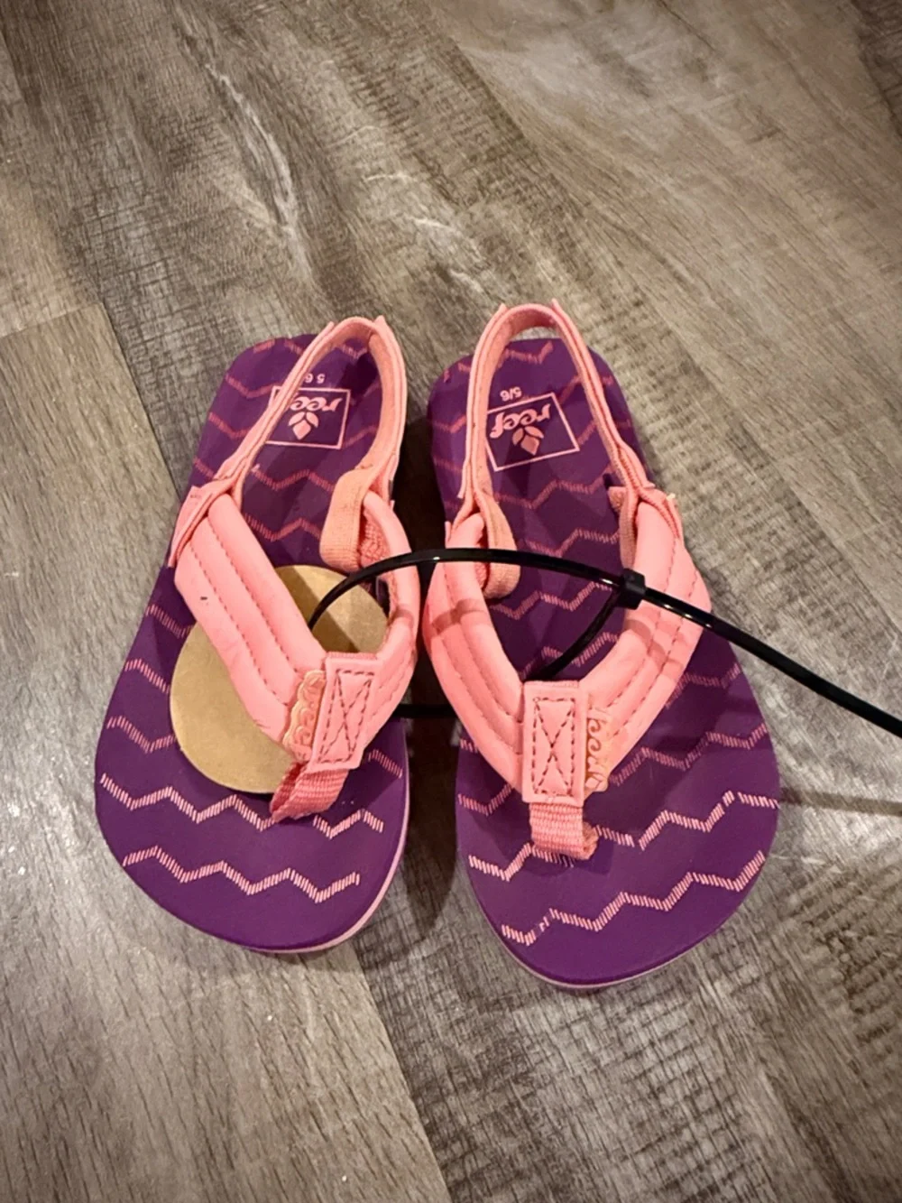 Reef Kids Coral Pink Strappy Flip Flops with Purple Footbed size 5/6